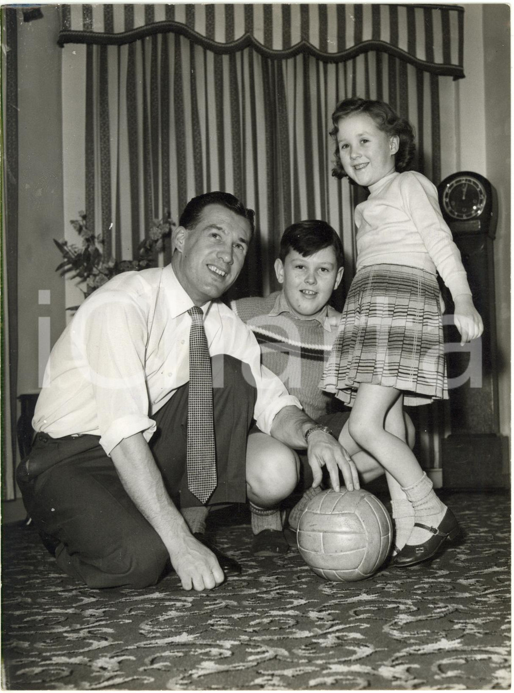 1959 ENGLAND - Nat LOFTHOUSE plays football at home with his children *Photo 