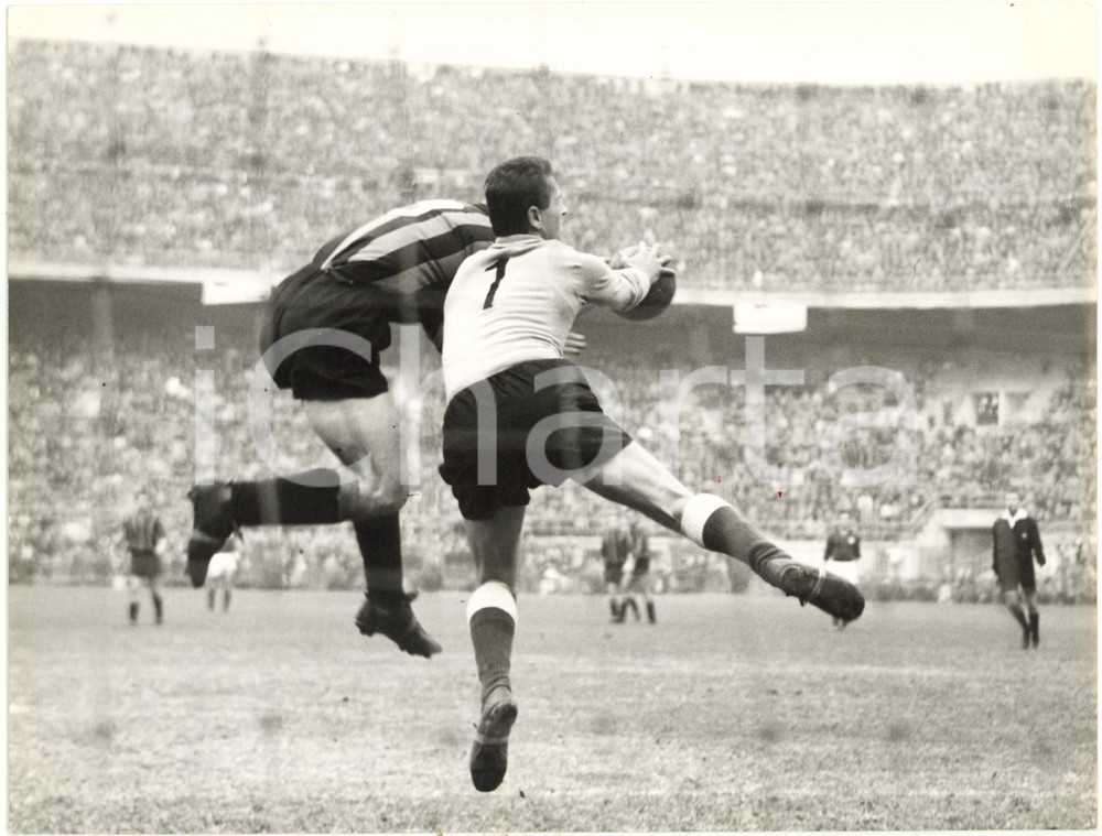 1959 CALCIO INTER vs FIORENTINA Respinta di Giuliano SARTI su Antonio ANGELILLO
