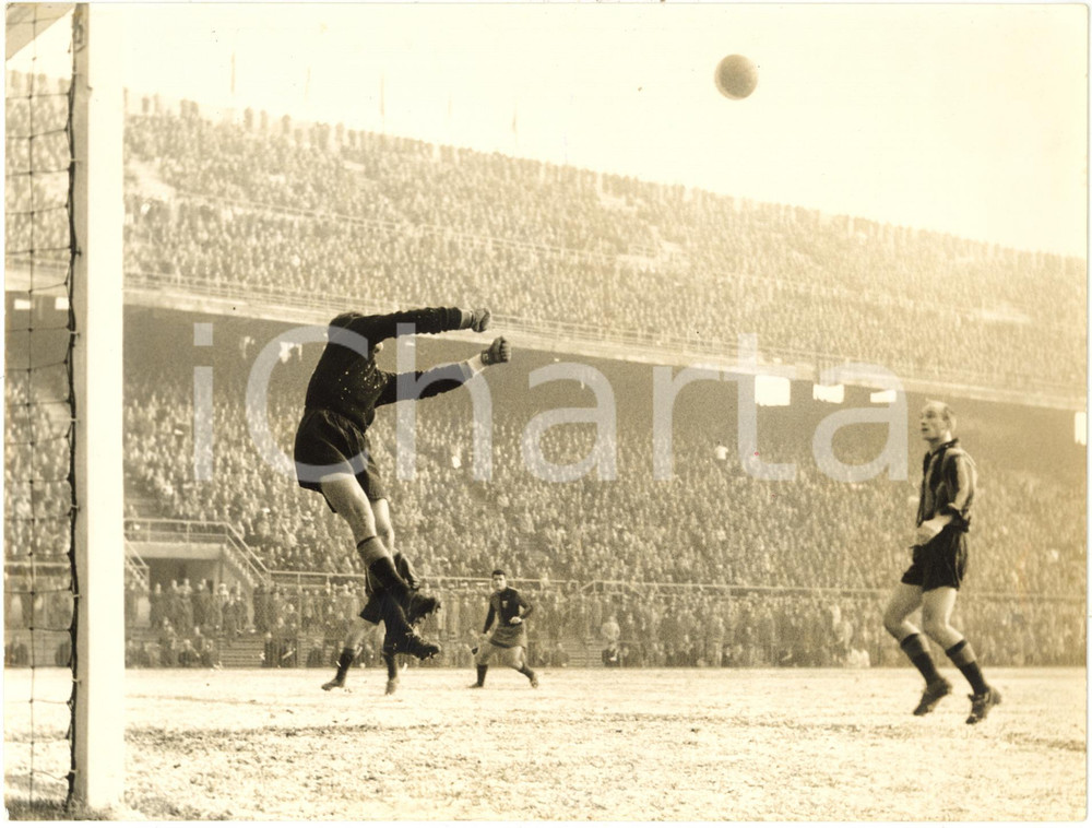 1959 MILANO Stadio San Siro INTER vs GENOA 2-0 - Respinta di Enzo MATTEUCCI