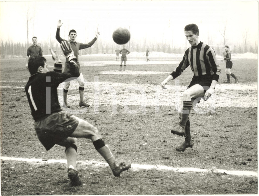 1960 MILANO CALCIO Allenamento INTER - Azione di Mario MEREGHETTI *Foto 24x18 cm