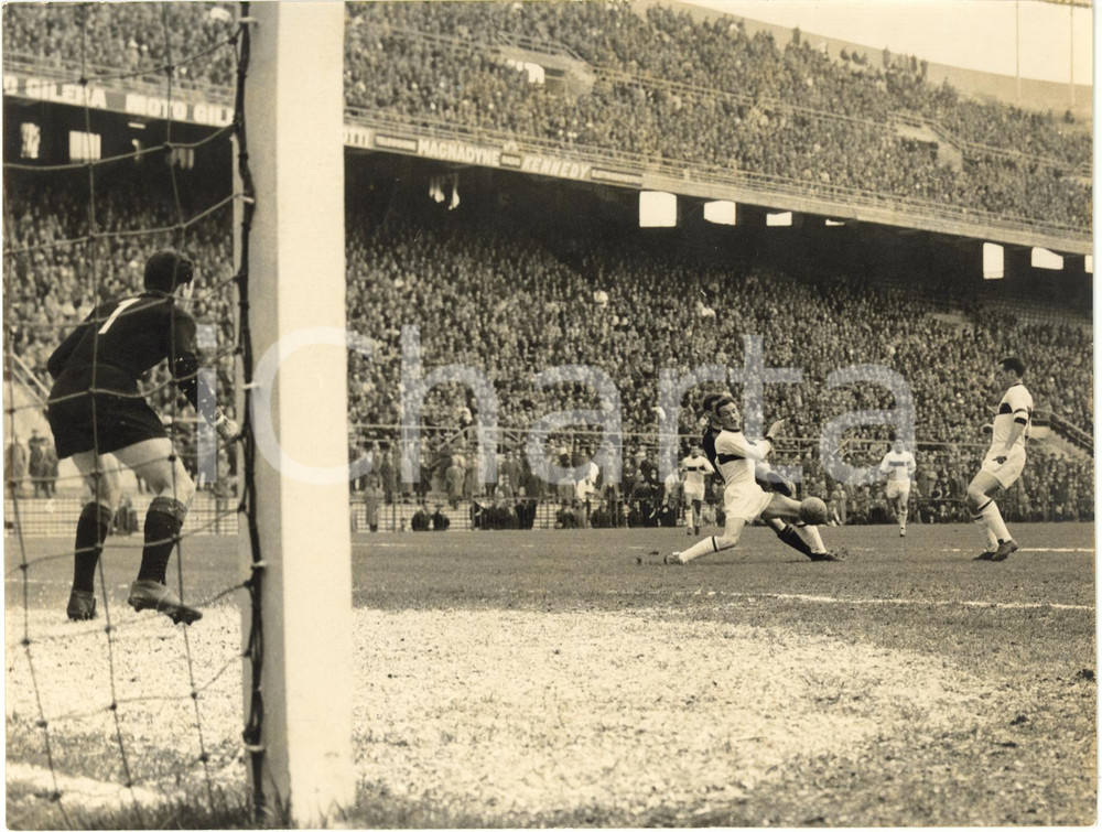 1960 MILANO Stadio San Siro - Partita MILAN vs GENOA 2-1 - Azione di gioco *Foto