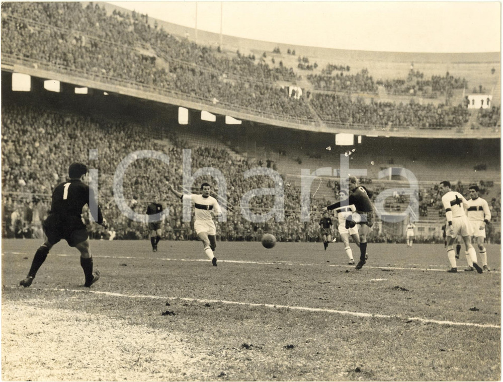 1960 MILANO Stadio San Siro - Partita MILAN vs GENOA 2-1 Tiro di Mario BRESOLIN