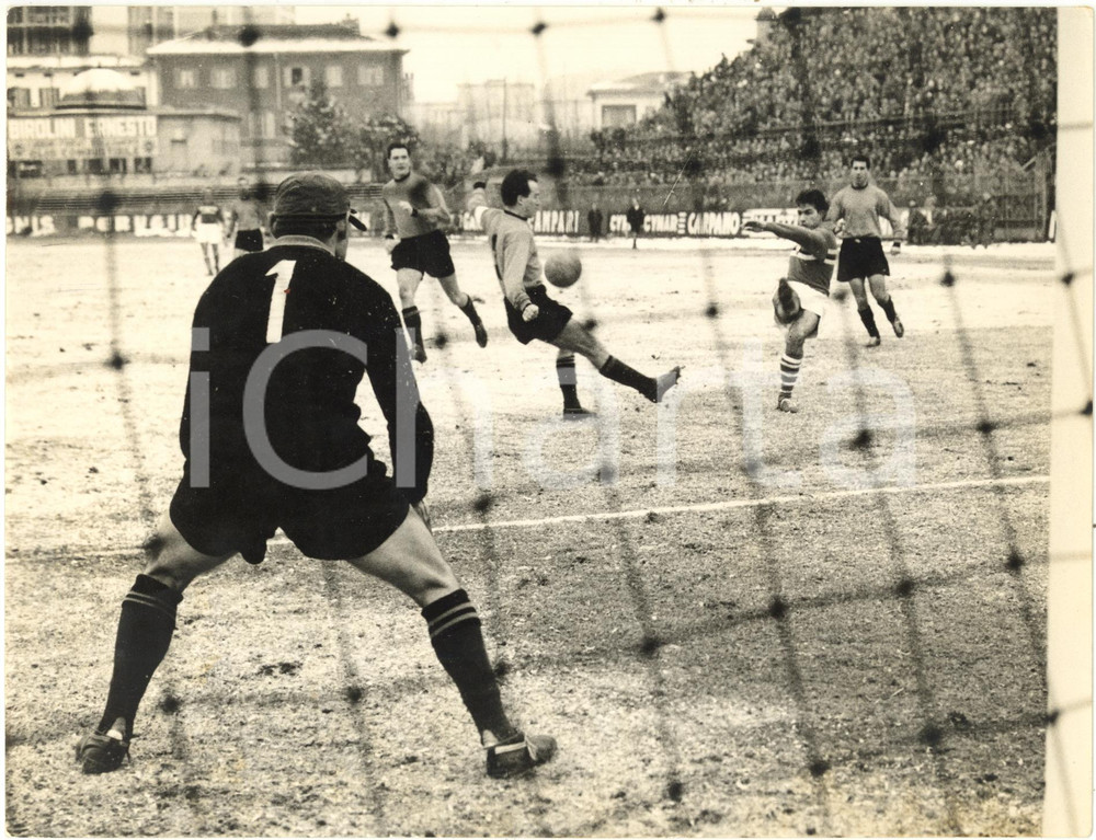 1960 BERGAMO CALCIO - Partita ATALANTA vs SAMPDORIA 0-0 - Tiro di Bruno MORA