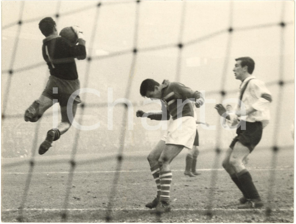 1960 MILANO Stadio San Siro - INTER vs SAMPDORIA 0-0 - Parata di Ugo ROSIN *Foto