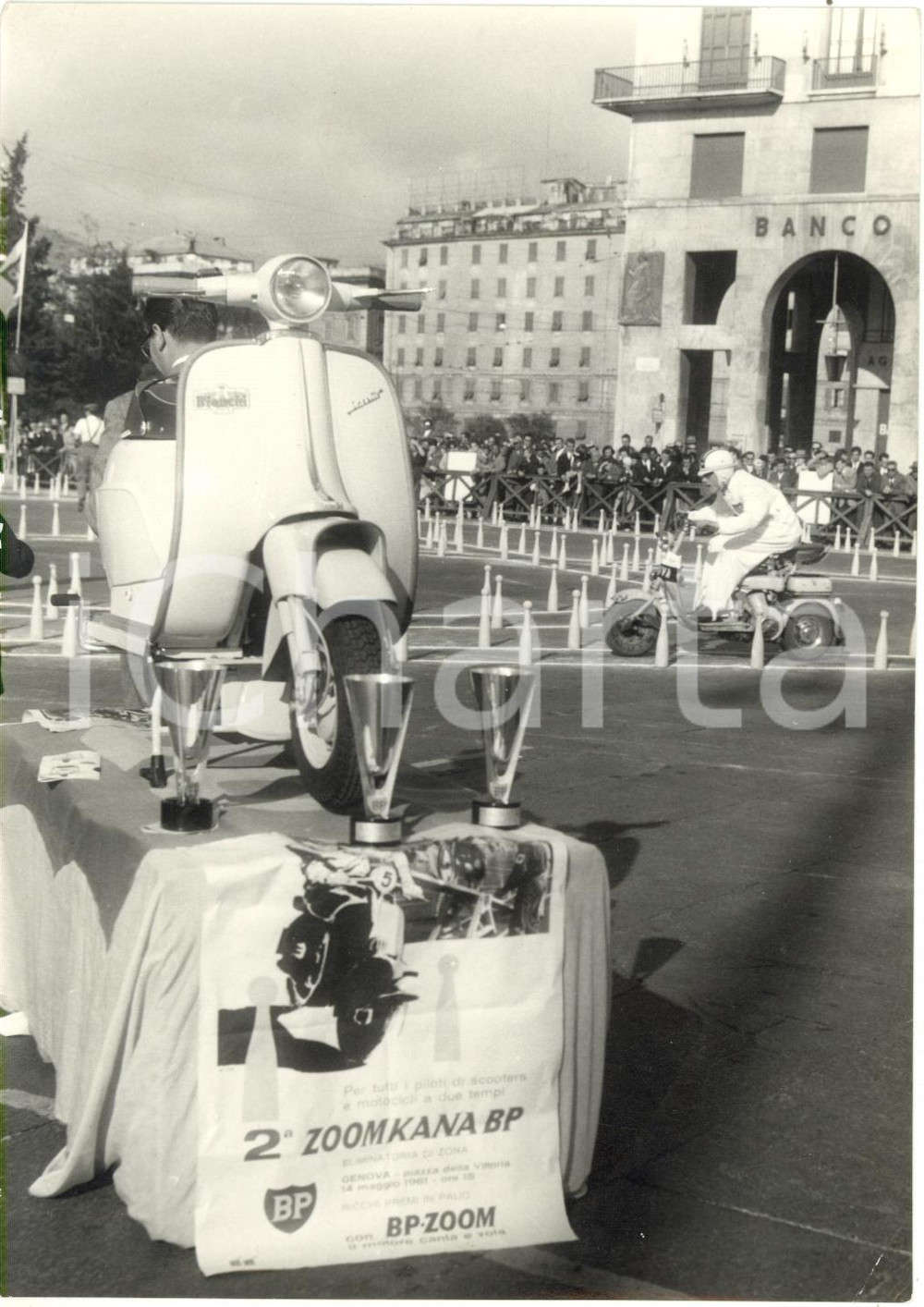 1961 GENOVA Piazza della Vittoria - Gara ZOOMKANA BP- LAMBRETTA in esposizione