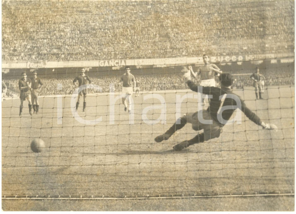 1962 NAPOLI Stadio San Paolo - NAPOLI vs GENOA - Gianni CORELLI segna su rigore