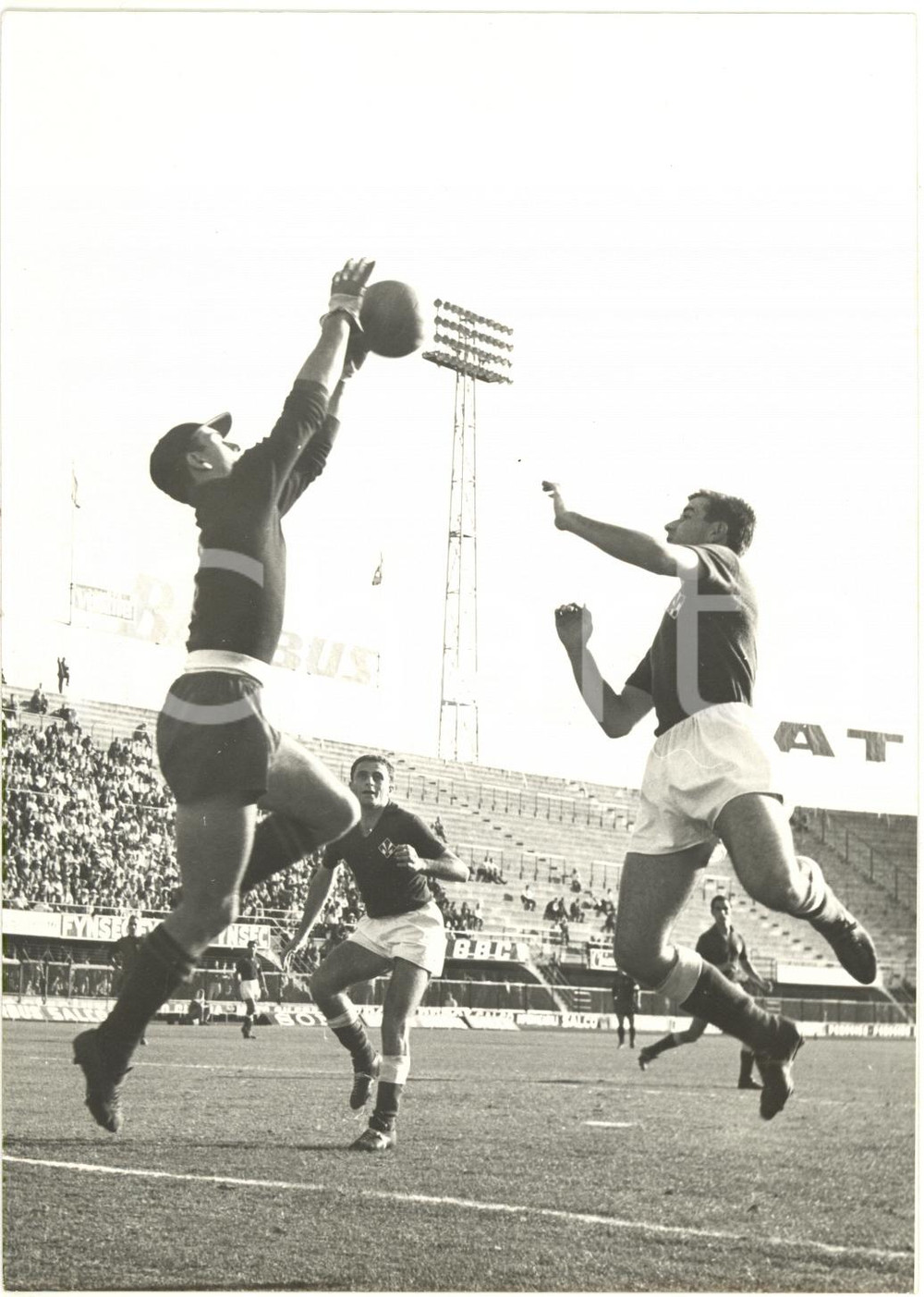 1962 CALCIO FIORENTINA vs GENOA - Uscita di Mario DA POZZO su Francesco CANELLA