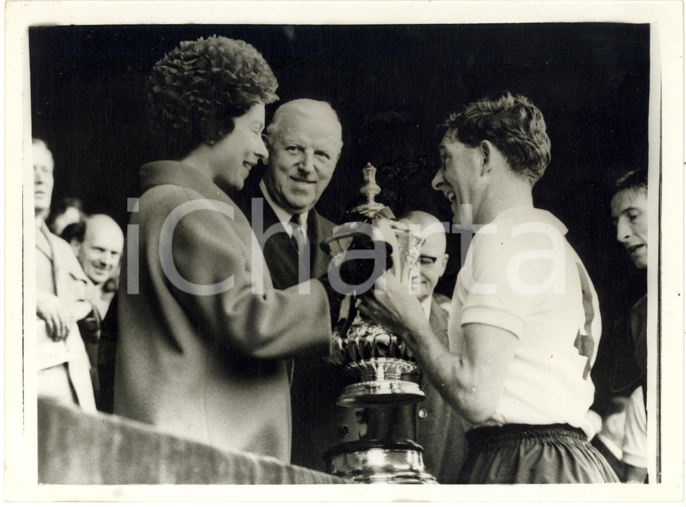 1962 LONDON Wembley Stadium - Queen Elizabeth hands FA CUP to Danny BLANCHFLOWER