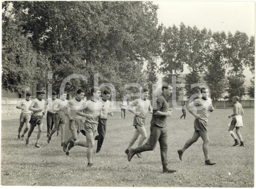 1963 MONDOVÌ (CN) CALCIO Ritiro GENOA - Giocatori durante allenamento (1) *Foto