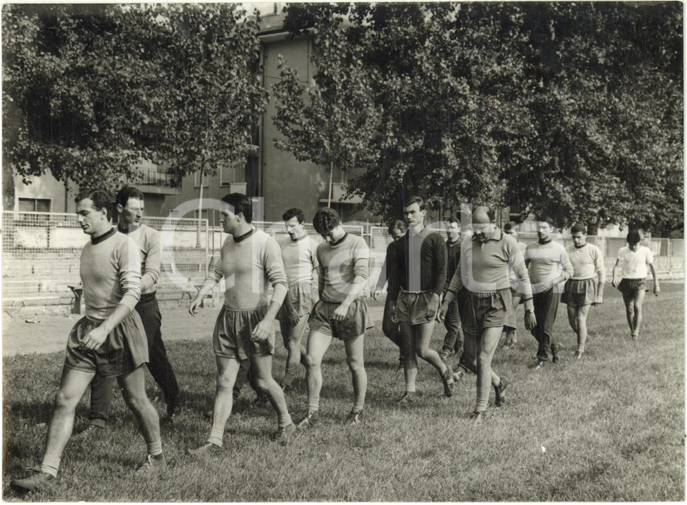 1963 MONDOVÌ (CN) CALCIO Ritiro GENOA - Giocatori durante allenamento (2) *Foto