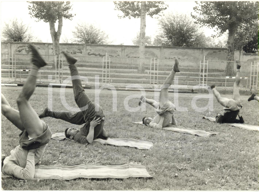 1963 MONDOVÌ (CN) CALCIO Ritiro GENOA - Giocatori durante allenamento (5) *Foto