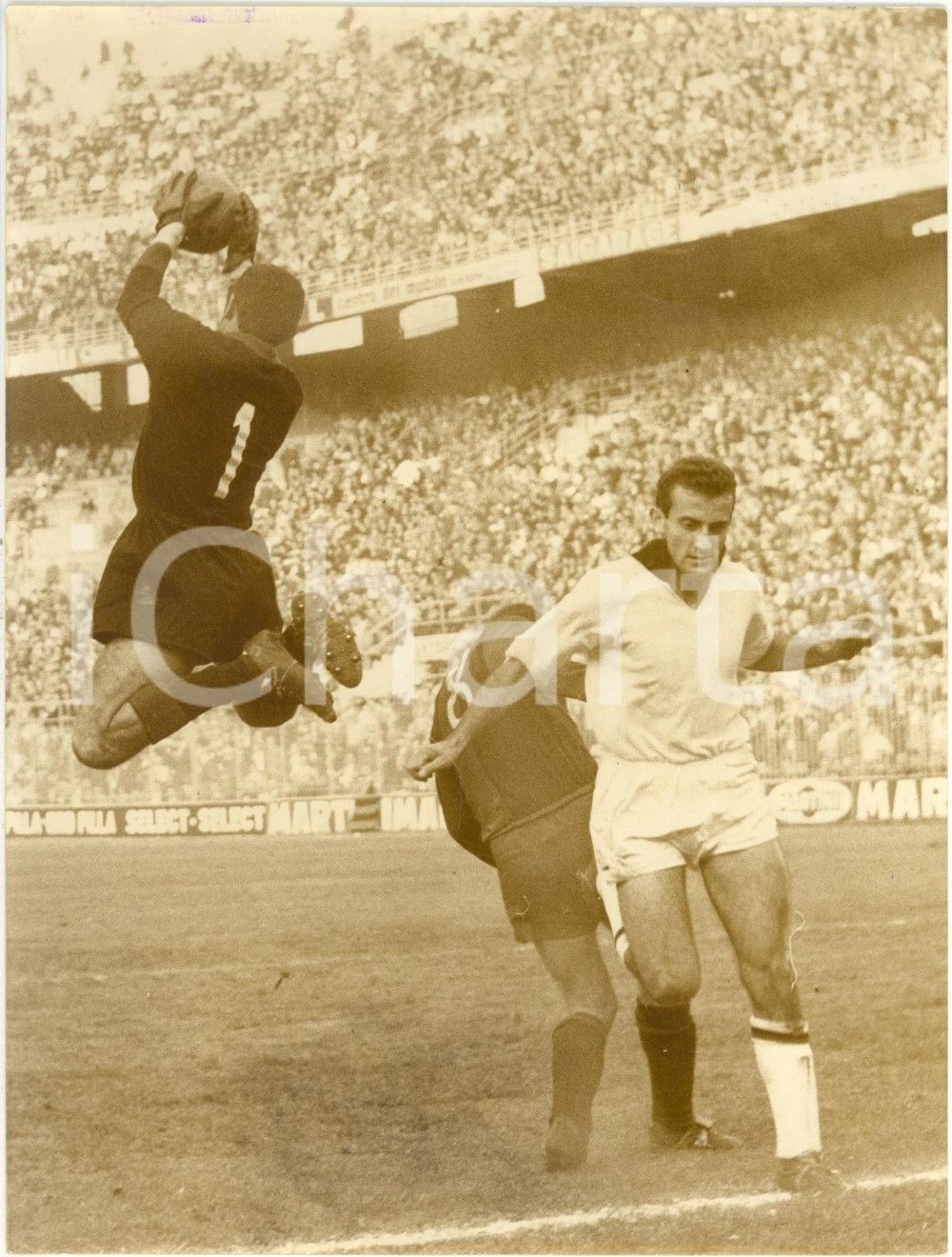 1963 MILANO Stadio San Siro - MILAN vs GENOA 3-1 - Parata di Giancarlo GALLESI