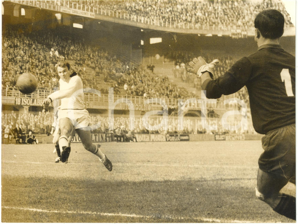 1963 MILANO Stadio San Siro - MILAN vs GENOA 3-1 - Tiro di José ALTAFINI *Foto