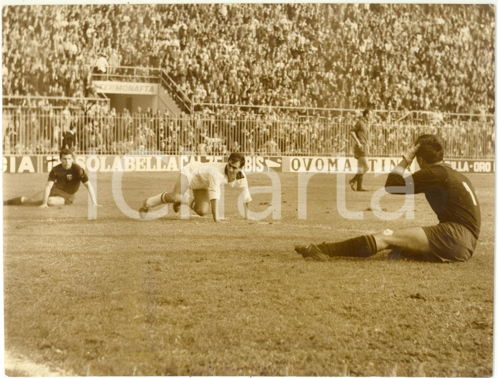 1963 MILANO Stadio San Siro MILAN vs GENOA 3-1 - Mario TREBBI dopo il gol *Foto