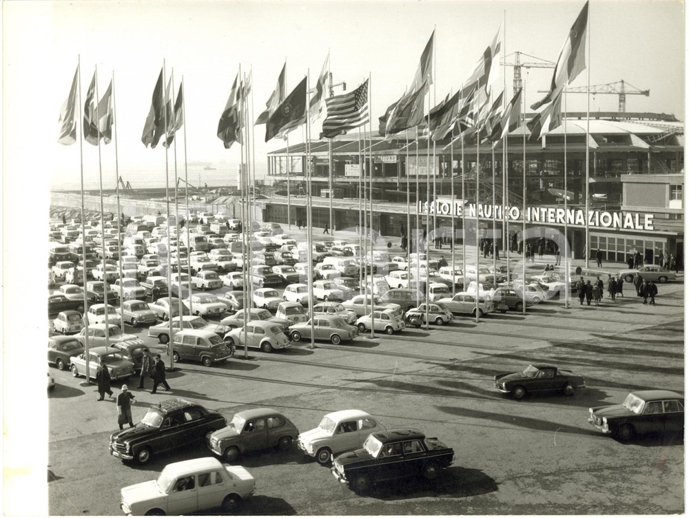 1963 GENOVA Salone nautico internazionale - Visitatori affollano il parcheggio
