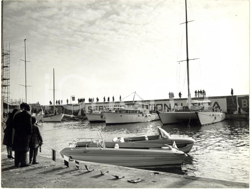 1963 GENOVA Salone nautico internazionale - Imbarcazioni esposte nella darsena