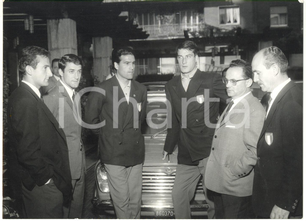 1964 MILANO Nazionale CALCIO - Allenatore Edmondo FABBRI con alcuni giocatori