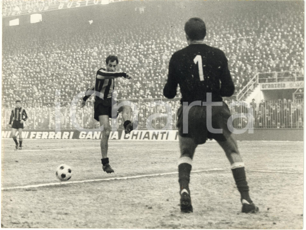 1966 MILANO Stadio San Siro - INTER vs LANEROSSI VICENZA 3-2 - Azione di gioco