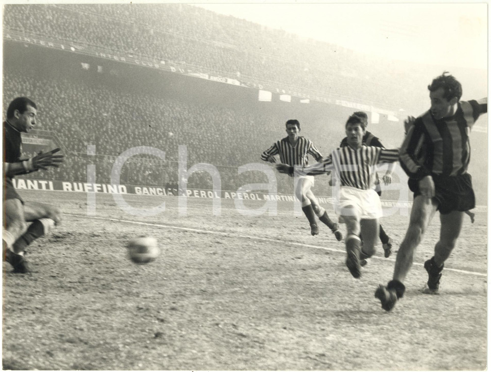 1966 MILANO Stadio San Siro INTER vs LANEROSSI VICENZA 3-2 - Azione di gioco