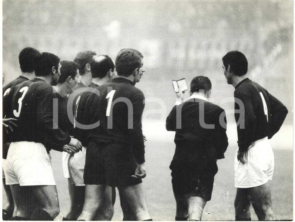 1967 CALCIO MILAN vs BOLOGNA Giocatori protestano con l'arbitro Antonio DI TONNO