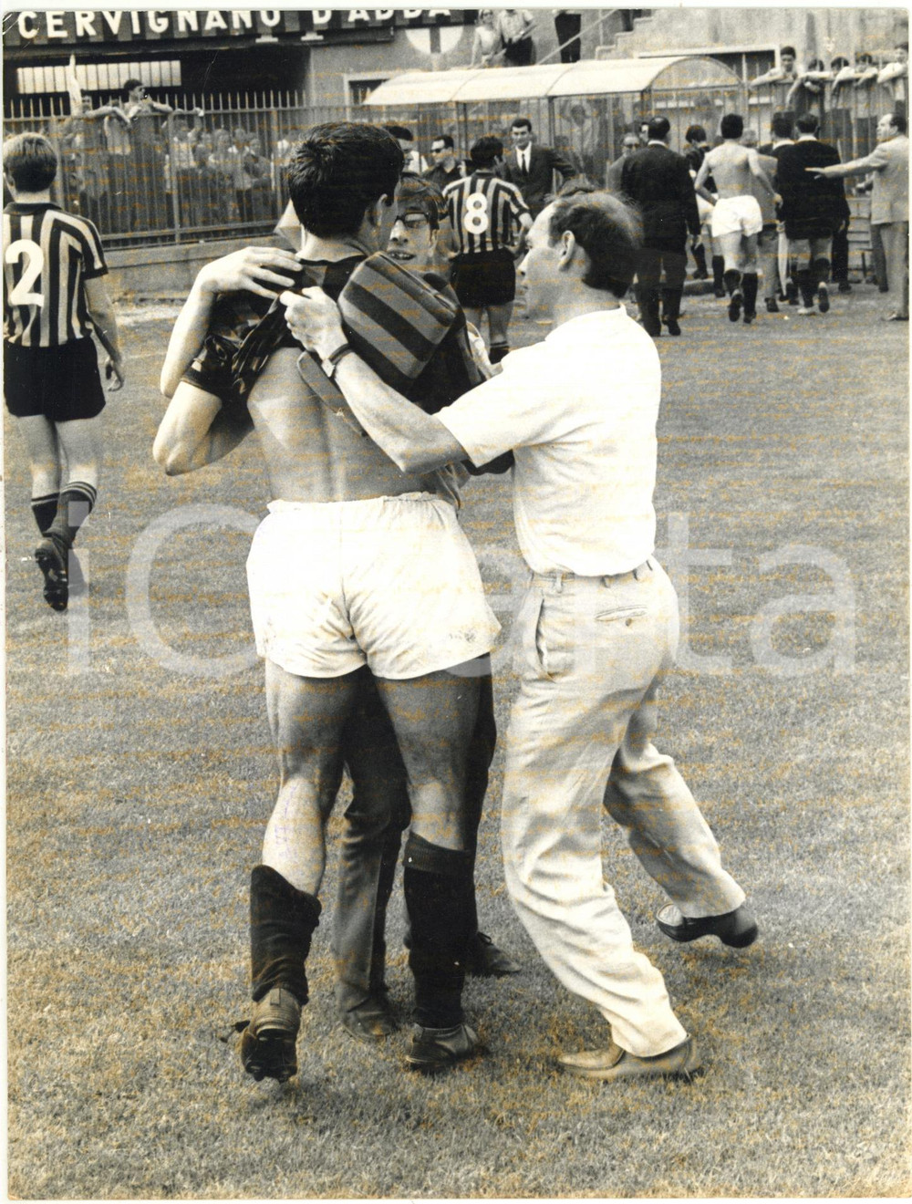 1967 CALCIO - LECCO vs MILAN - Tifosi tolgono la maglia a Roberto ROSATO *Foto