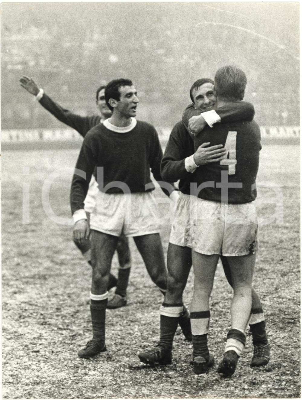 1967 MILANO Stadio San Siro - INTER vs MANTOVA 1-1 - Abbraccio tra giocatori