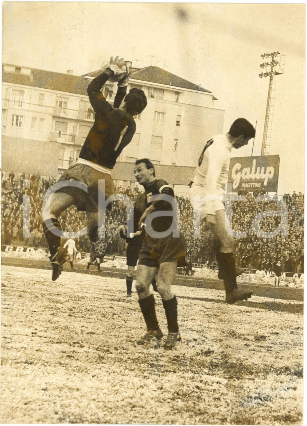 1965 ca ITALIA CALCIO - VARESE vs GENOA Mario DA POZZO anticipa Marcos LOCATELLI