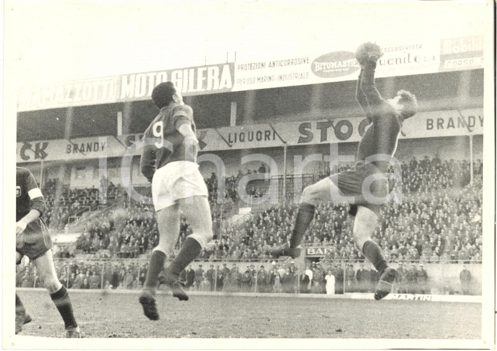 1960 GENOVA CALCIO - GENOA vs FIORENTINA Lorenzo BUFFON anticipa Miguel MONTUORI