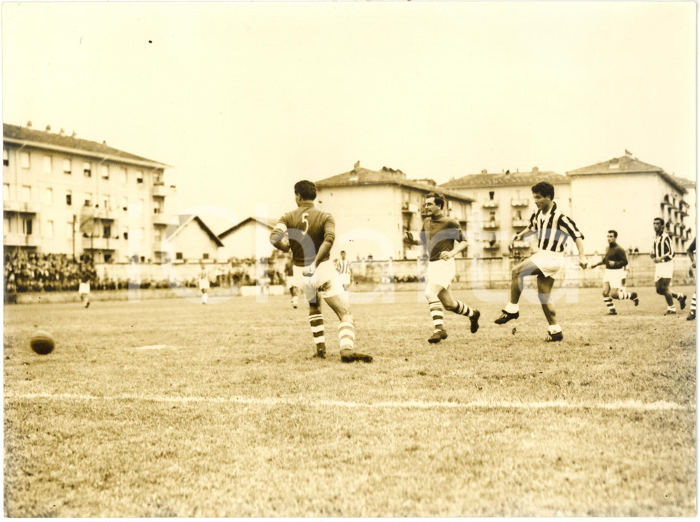 1960 ca ITALIA CALCIO - Amichevole JUVENTUS vs CUNEO - Azione di Omar SIVORI