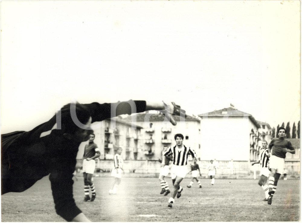 1960 ca ITALIA CALCIO Amichevole JUVENTUS vs CUNEO - Conclusione di Omar SIVORI