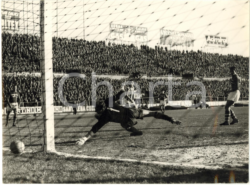 1960 ca ITALIA CALCIO - JUVENTUS vs SAMPDORIA - John CHARLES colpisce il palo