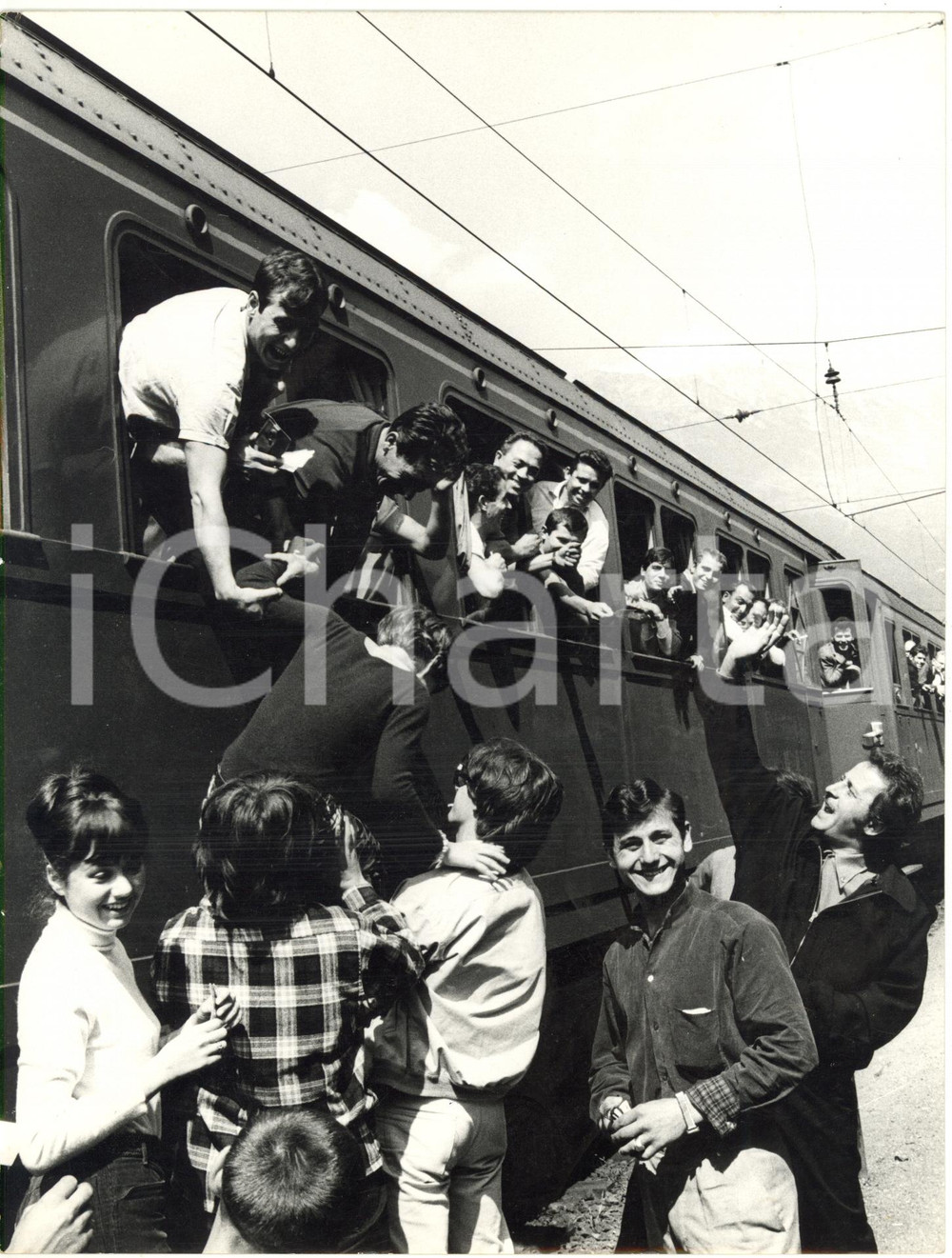 1967 OLANDA CANTAEUROPA - Fan salutano i cantanti al loro arrivo *Foto 18x24 cm