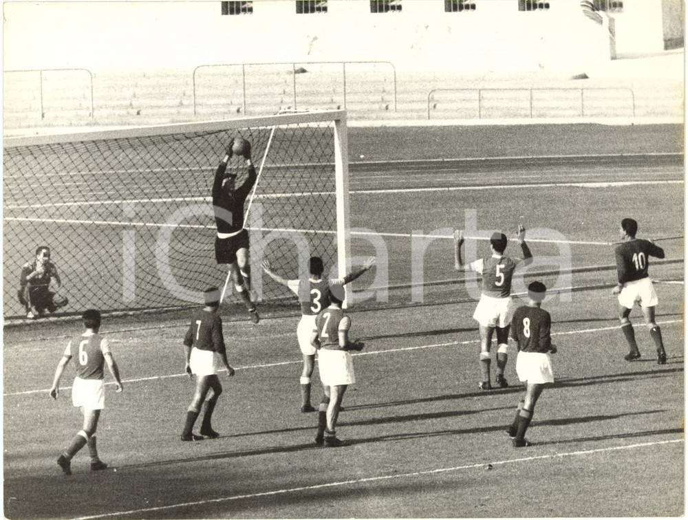 1955 ca ROMA Stadio Olimpico - ROMA vs SPAL 1-1 - Parata di Renato BERTOCCHI
