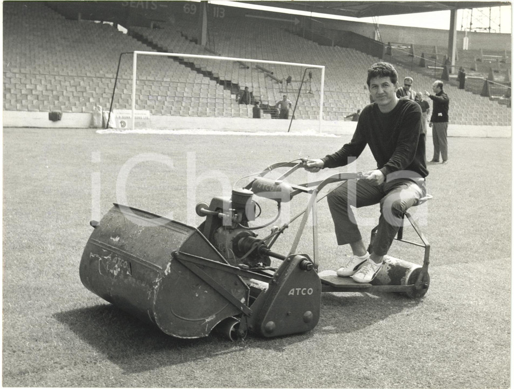 1966 MIDDLESBROUGH (UK) - Leonel SANCHEZ su tagliaerba ATCO *Foto 24x18 cm