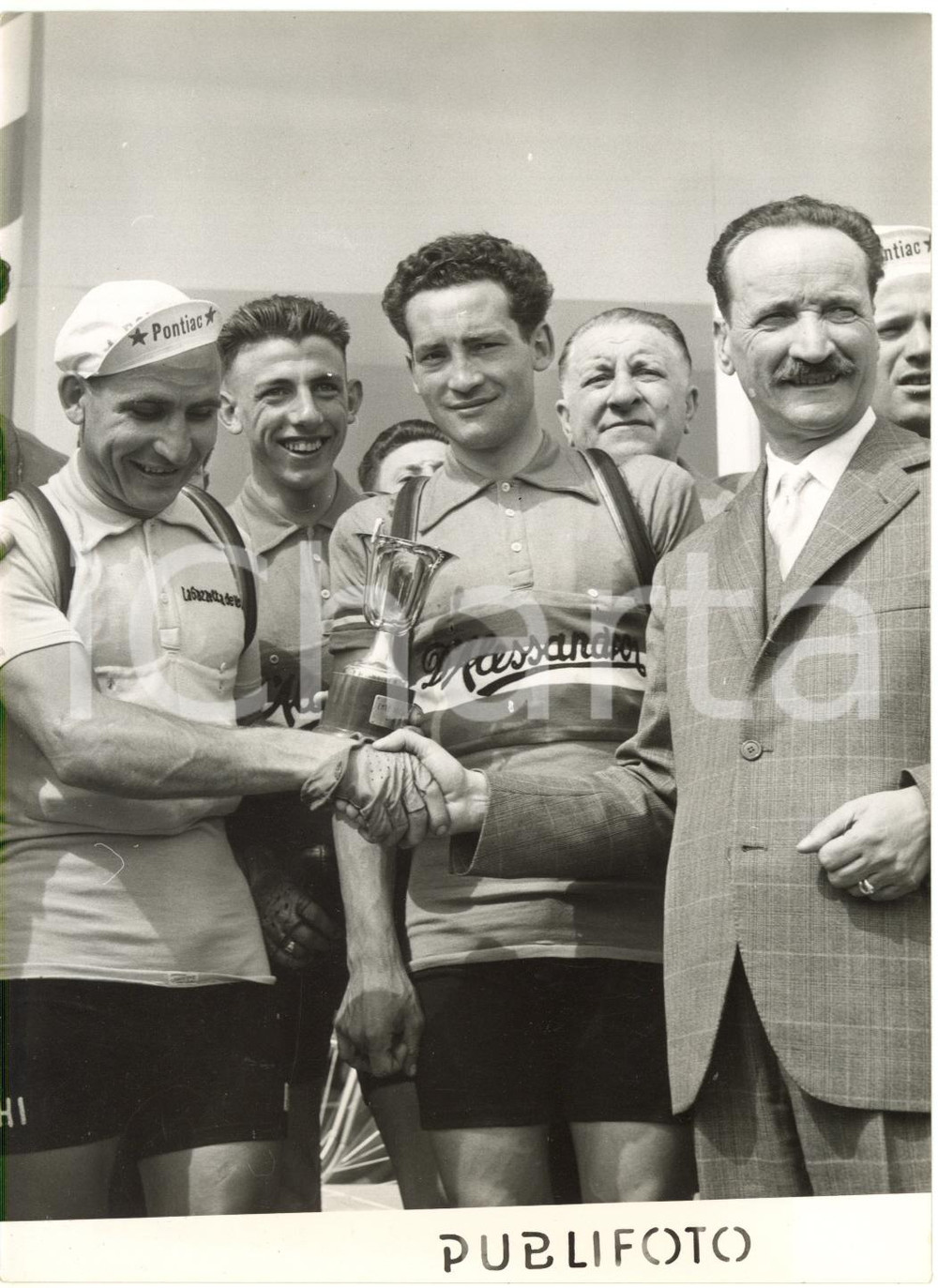 1953 ABANO TERME - GIRO D'ITALIA - Vincitore di tappa Wim VAN EST viene premiato