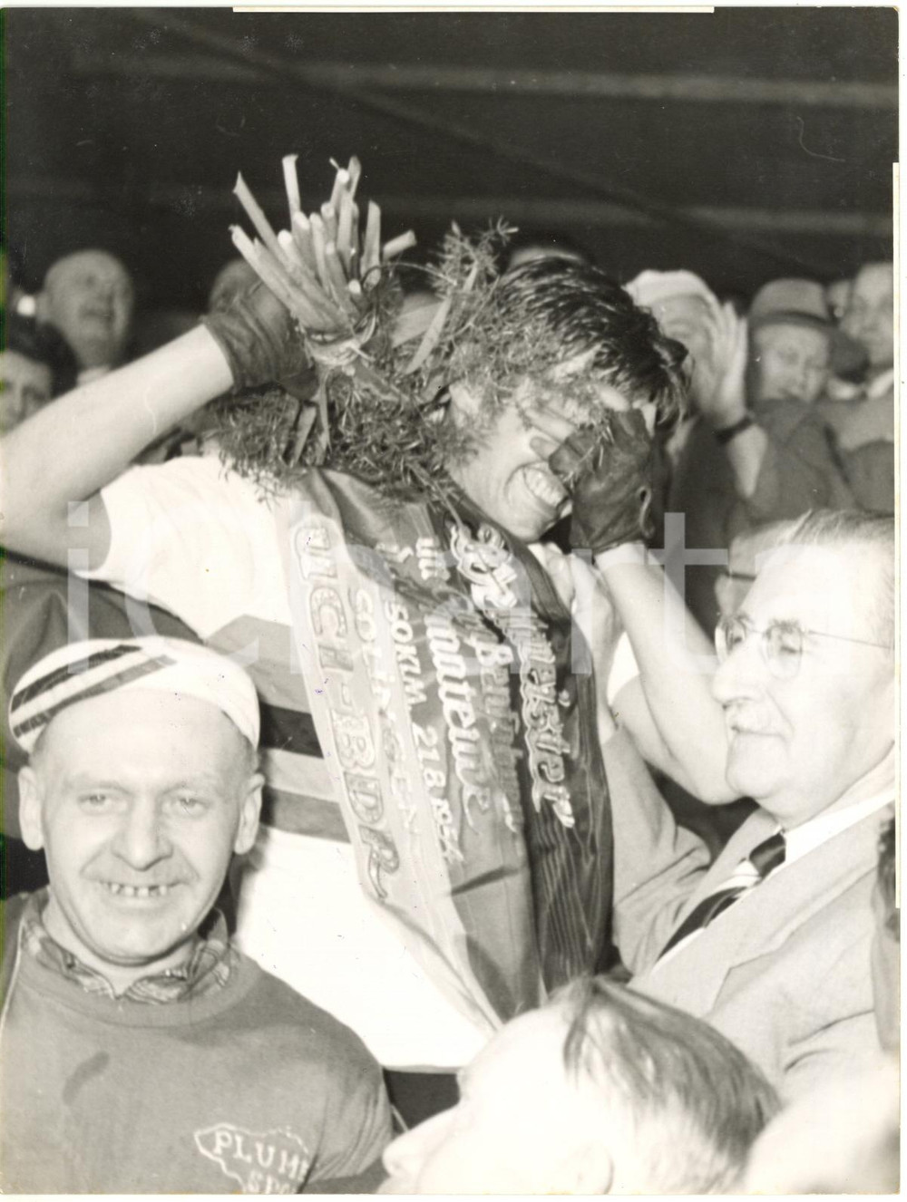 1954 SOLINGEN Mondiali CICLISMO - Emiel VAN CAUTER commosso per la vittoria (2)