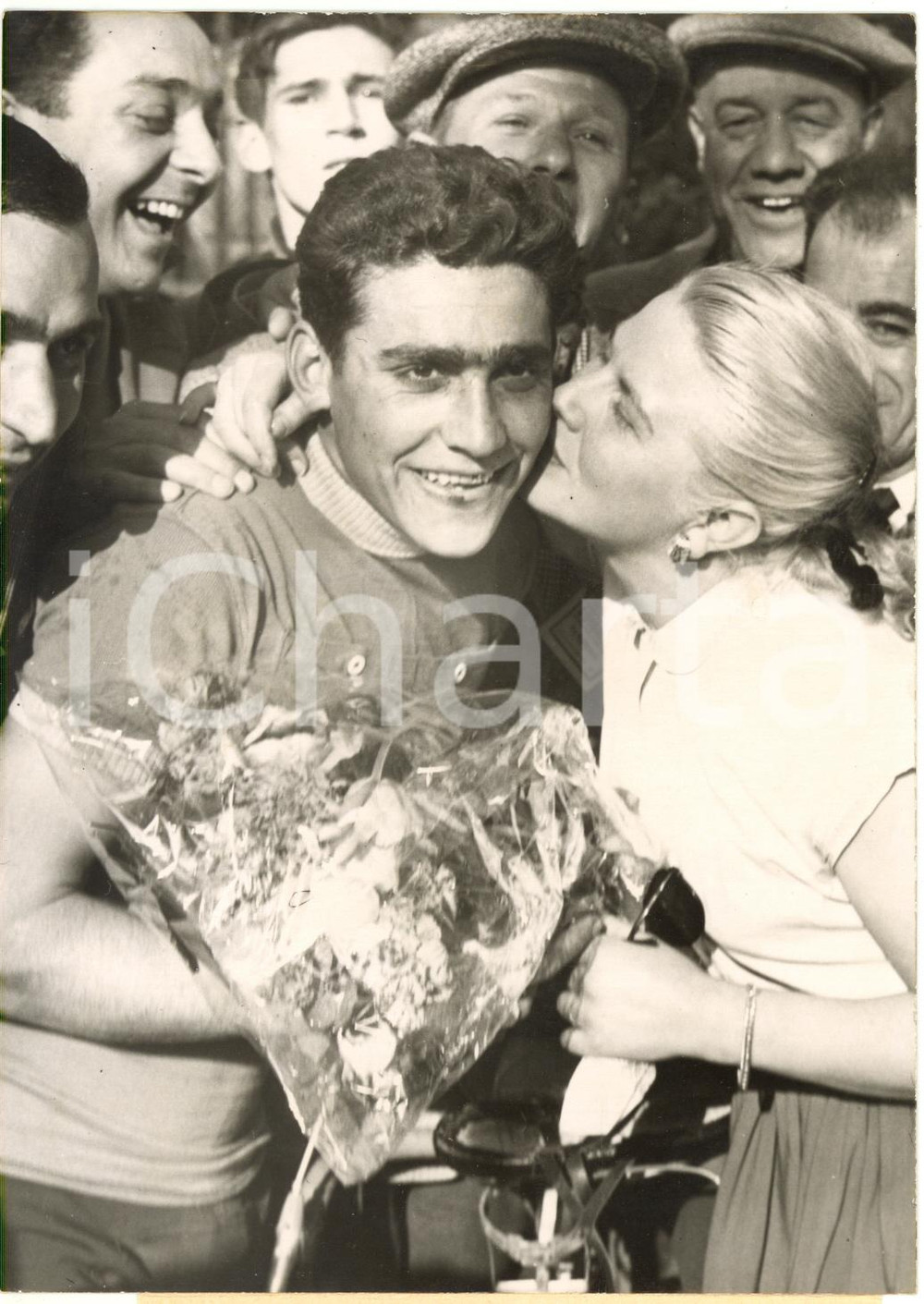 1954 CICLISMO Grand Prix Daumesnil - Suzanne EGLOFF premia Francis ANASTASI 