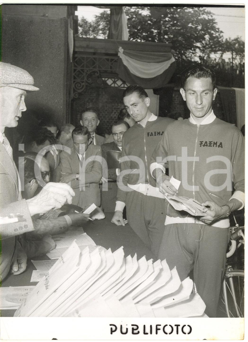 1955 MILANO CICLISMO 38° Giro d'Italia - Carlo CLERICI alla punzonatura *Foto