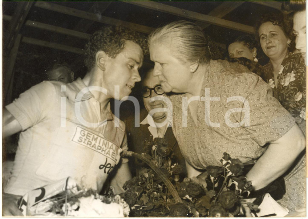 1956 MONTLUÇON (F) TOUR DE FRANCE - Roger WALKOWIAK salue sa mère *Photo 18x13