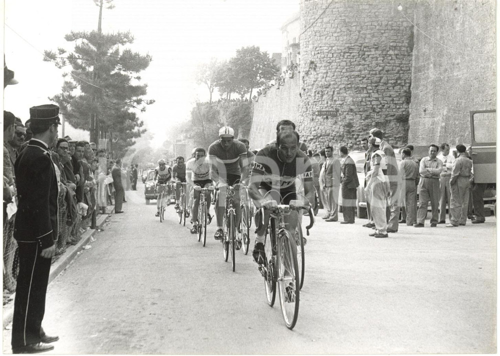 1956 CICLISMO GIRO D'ITALIA Tappa Voghera-Mantova - Fritz SCHÄR guida il gruppo