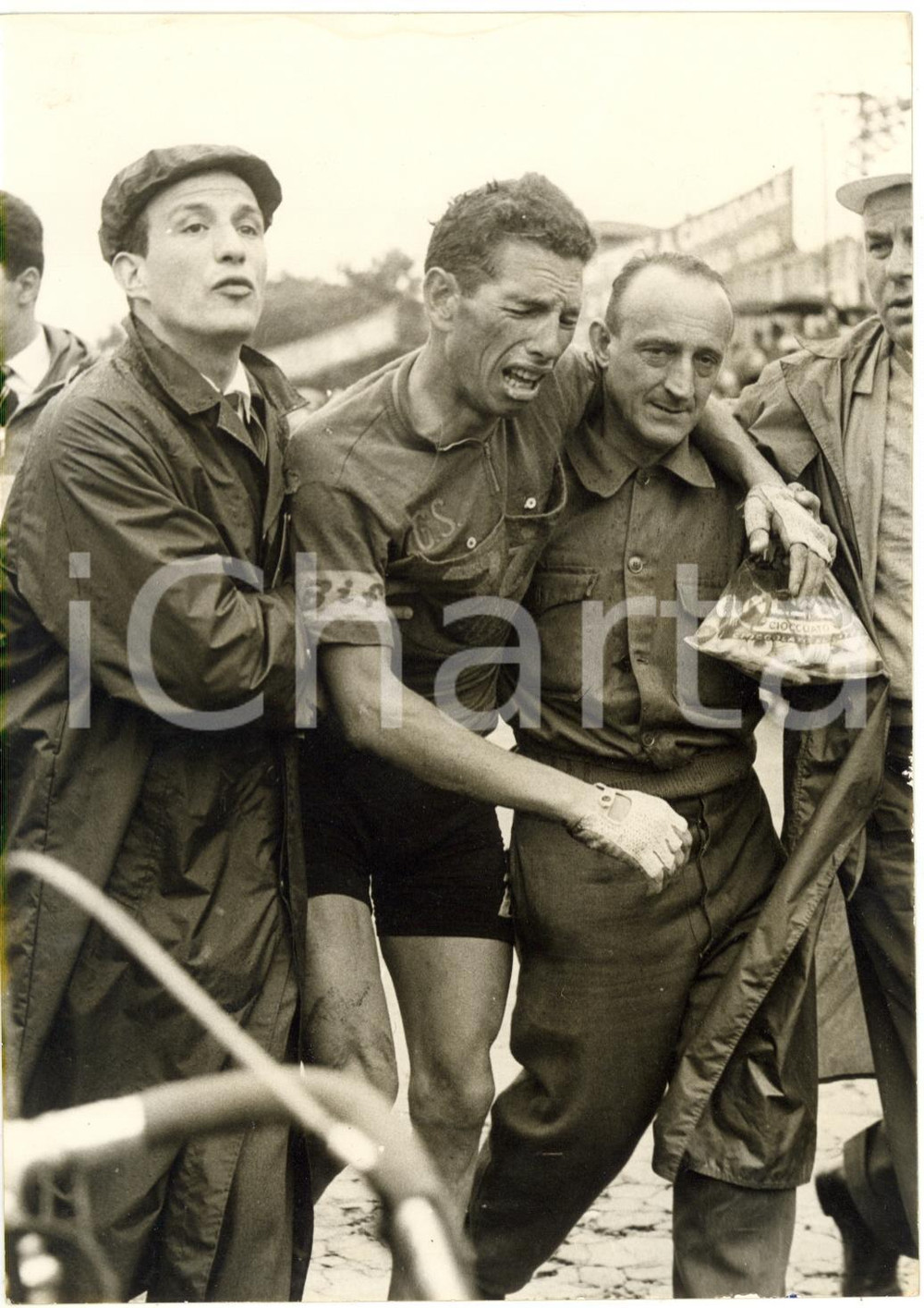 1957 GIRO D'ITALIA Montecatini-Forte dei Marmi - Vasco MODENA dopo la caduta