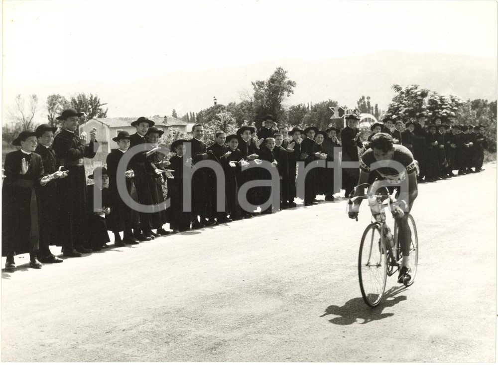 1957 CICLISMO GIRO D'ITALIA - Giovani seminaristi incitano Jesús GALDEANO