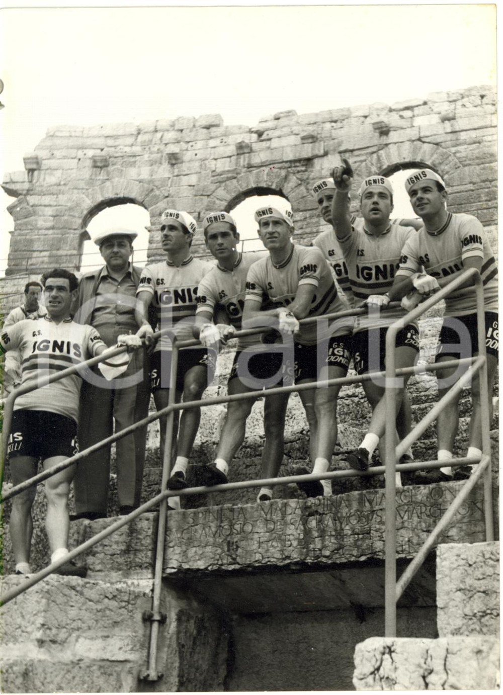 1957 VERONA GIRO D'ITALIA 3^ Tappa - Ciclisti del team IGNIS all'Arena *Foto