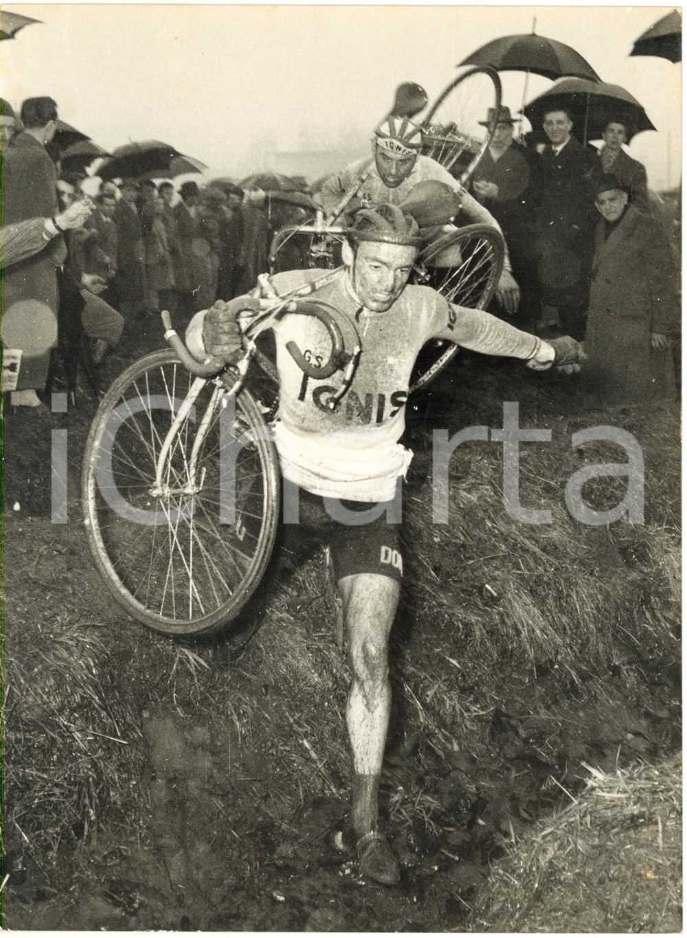  1957 CRENNA (VA) Campionato CICLOCROSS - Graziano PERTUSI con bici in spalla