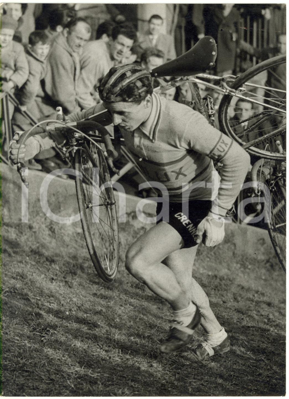 1958 ITALIA CICLOCROSS - Graziano PERTUSI scala pendio con bici in spalla *Foto