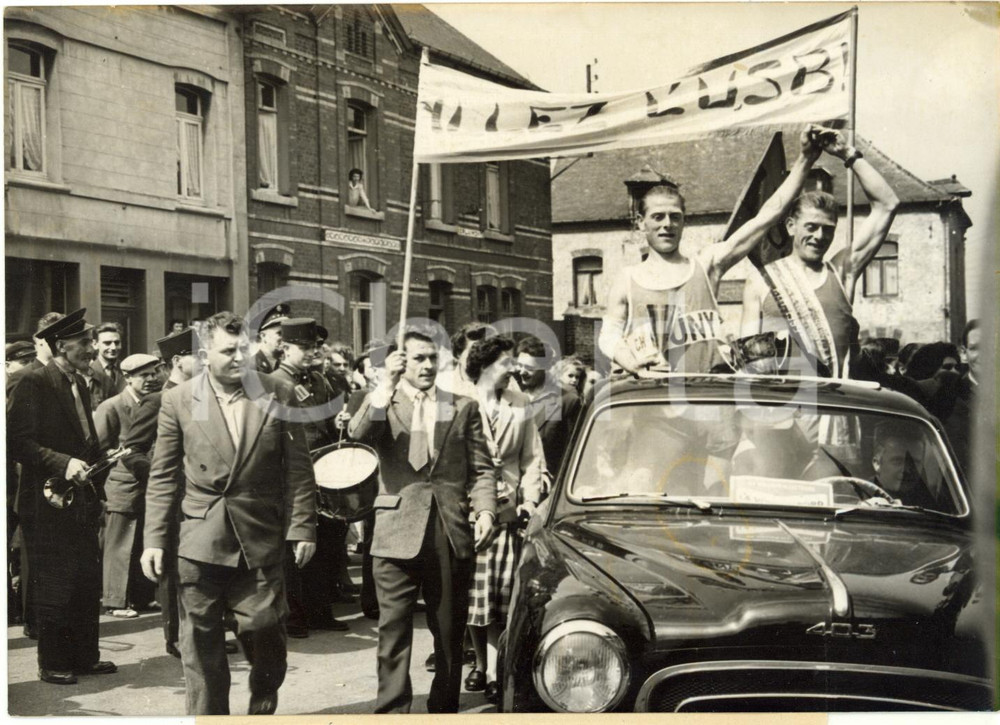 1959 BERLAIMONT (F) - Marcheurs Charles et Edmond GUNY accueillis par la foule