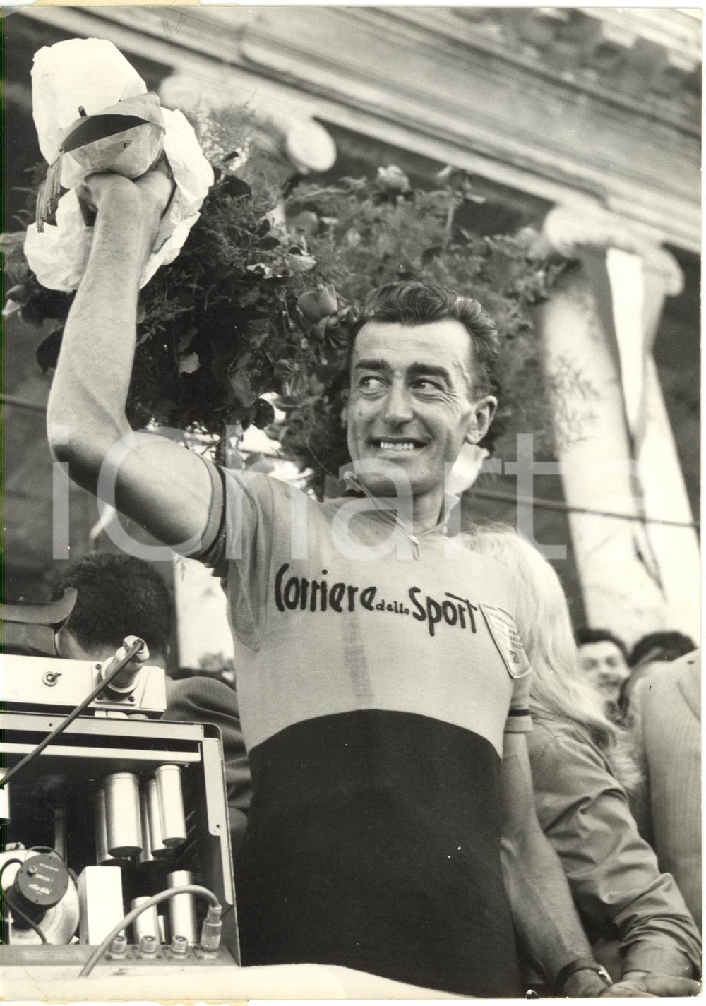 1959 PALERMO - GIRO CICLOMOTORISTICO - Vincitore Louison BOBET saluta la folla