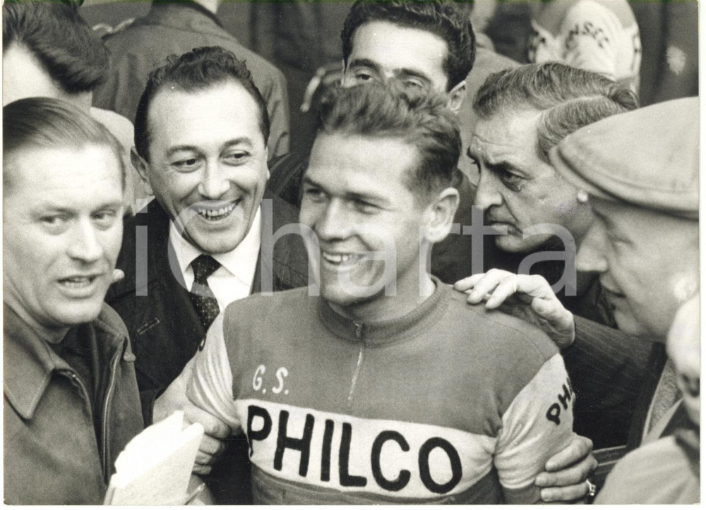 1962 CICLISMO MILANO-SANREMO - Emile DAEMS festeggia la vittoria *Foto 18x13 cm