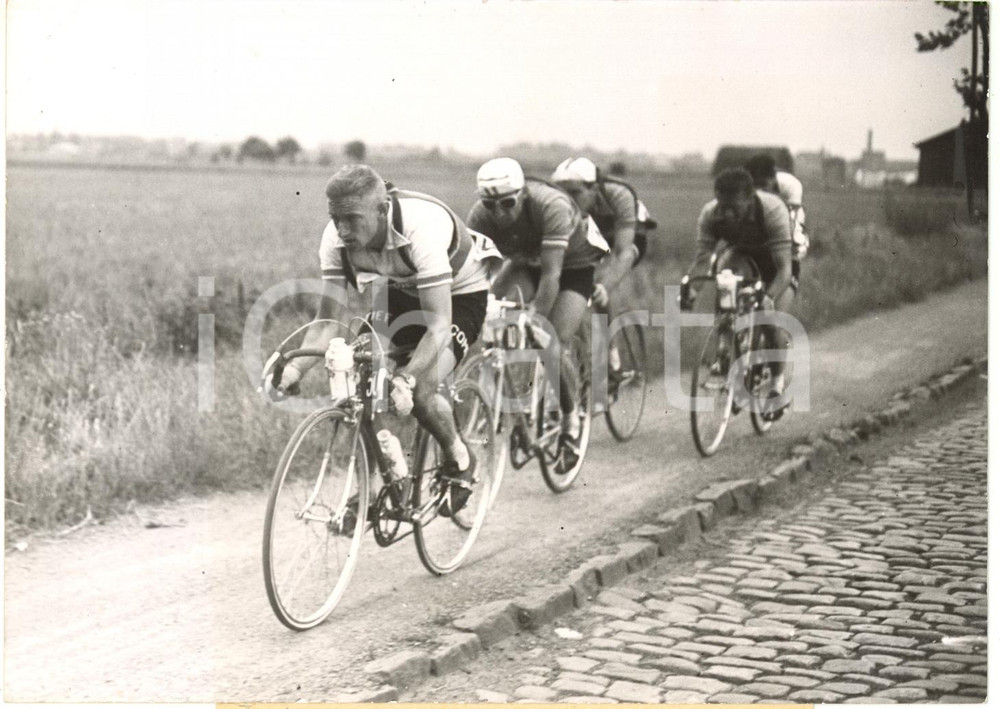 1955 CYCLISME TOUR DE FRANCE - Le maillot jaune Wout WAGTMANS emmène le peloton