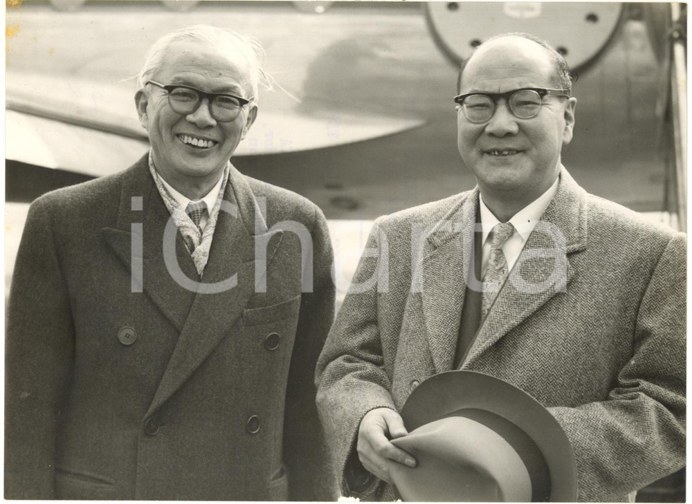 1957 LONDON Airport - Ambassador Haruhiko NISHI welcomes Masatoshi MATSUSHITA